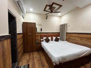 赖布尔AMMA ROOMS AND DORMITORY的一间卧室配有一张床和吊扇