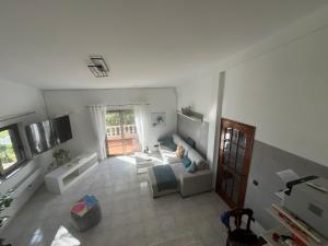 维拉多比斯坡Terra da Eira - Villa mit Pool Western Algarve的带沙发的客厅的顶部景色