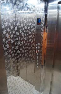 乔斯希马特Hotel Joshimath Inn的墙上有银星的电梯