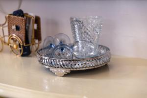 纳博讷Suite Royale Maison de l'église du couvent的桌上的玻璃碗,花瓶