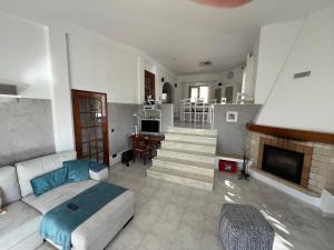 维拉多比斯坡Terra da Eira - Villa mit Pool Western Algarve的带沙发和壁炉的客厅