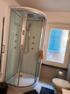 布里萨戈House1919 Via Valmara 14的带淋浴、卫生间和窗户的浴室