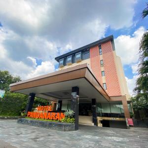 日惹潘达纳兰普拉维塔玛日惹酒店的前面有标志的建筑