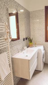 Onnoa due passi da bellagio Lake View house with garden的浴室设有白色水槽和镜子