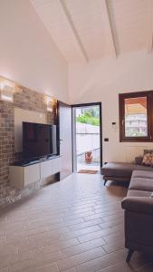 Onnoa due passi da bellagio Lake View house with garden的客厅配有平面电视和沙发。