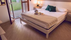 Onnoa due passi da bellagio Lake View house with garden的一间卧室配有一张带绿色枕头的床
