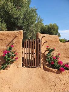 尼亚·蒙达尼亚Homatino Eco Smart的花卉挡墙和木栅