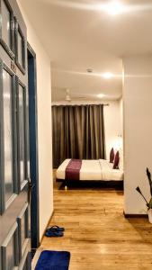 古尔冈Mavens White Artemis Hospital Road Sector 52 Gurgaon的酒店客房设有床和窗户。