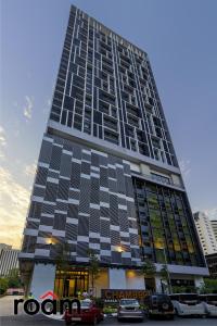 吉隆坡Chambers Residence Kuala Lumpur by Roam的一座高大的建筑,外墙是 ⁇ 的
