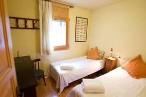 普奇塞达Casa Torreons的一间卧室设有两张床和窗户。