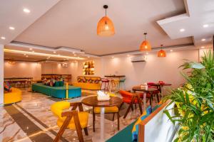 古尔冈goSTOPS Gurugram的餐厅配有色彩缤纷的家具和桌椅