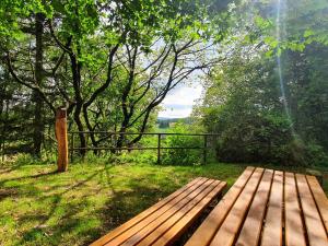 比尔克斯Ferienwohnung Landidylle的围栏附近的草地上木凳