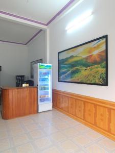 Mù Cang ChảiTùy Anh Hostel的一台自动售货机,位于一个大屏幕的房间里