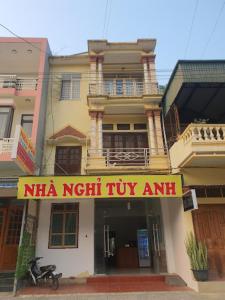 Mù Cang ChảiTùy Anh Hostel的带有右侧试探的标志的建筑