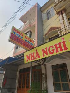 Mù Cang ChảiTùy Anh Hostel的建筑前的nkaishi餐厅的标志