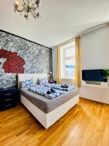 维也纳W Apartment - Brigittenau Area MM28的卧室配有一张大床,墙上挂着壁画