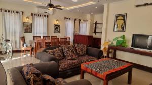 琅勃拉邦Phasouk Viengmai Villa的带沙发和电视的客厅