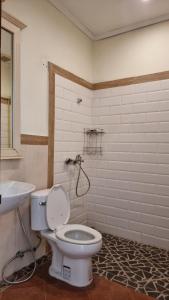 琅勃拉邦Phasouk Viengmai Villa的浴室配有白色卫生间和盥洗盆。