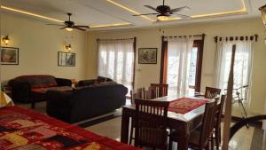 琅勃拉邦Phasouk Viengmai Villa的客厅配有沙发和桌子