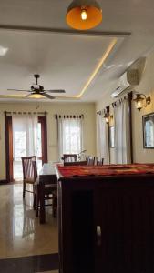 琅勃拉邦Phasouk Viengmai Villa的一间带桌椅和吊扇的用餐室