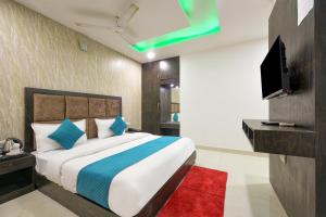 De Atlantis Inn Hotel Near Delhi Airport客房内的一张或多张床位