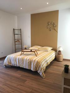 圣迪济耶La Suite en Or的一间卧室配有一张黄色和白色毯子的床