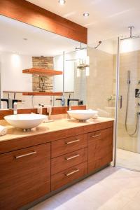 奥蒂塞伊米拉贝尔早餐酒店的一间带两个盥洗盆和淋浴的浴室