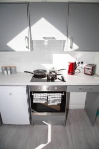 科芙Unit 3 Modern Self Contained Apartment的厨房配有炉灶烤箱