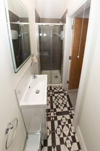 科芙Unit 3 Modern Self Contained Apartment的白色的浴室设有水槽和淋浴。