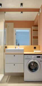 德兹维济诺Apartament SUNSET SurfingBird Dźwirzyno的厨房配有洗衣机和水槽