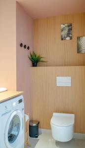 德兹维济诺Apartament SUNSET SurfingBird Dźwirzyno的一间带洗衣机和卫生间的浴室