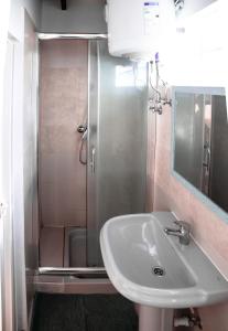 厄尔梅达诺Integral Coliving Surf Yoga House的一间带水槽和淋浴的浴室