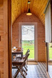 卡梅尔顿Finest Retreats - The Pods的木屋内的房间,配有桌椅