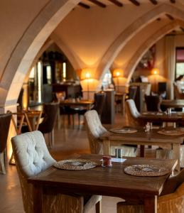 卡普德佩拉Hotel Creu de Tau Art&Spa-Adults only的一间设有木桌和椅子的餐厅