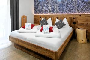 卡瓦莱塞Mas dei Masi的一间卧室配有两张带枕头的床