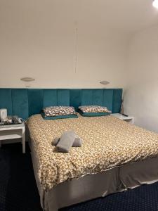 KentAylesford Guesthouse的一间卧室配有一张带两个枕头的床