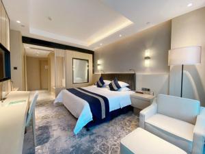 重庆重庆丽苑维景国际大酒店的配有一张床和一把椅子的酒店客房