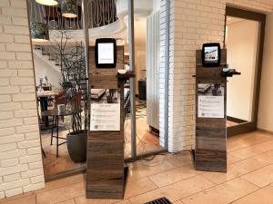 基尔柏林霍夫酒店的显示在商店里的手机显示器