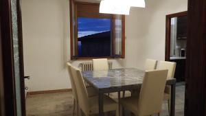 蒙特普齐亚诺萨提尼克公寓的餐桌、椅子和窗户