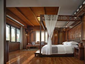 张家界武陵源木子堂的一间卧室配有一张带天蓬的床