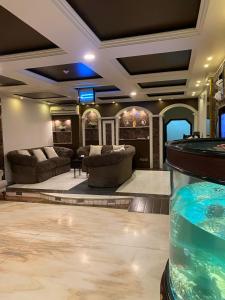 延布Al Fanar Al Alamaya 3- Hay'aa Malakeya entrance的客厅中央的水族箱