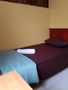 麻坡D'Maryam Homestay的一张床上有两个枕头的房间