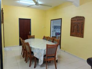 麻坡D'Maryam Homestay的一间带桌椅的用餐室