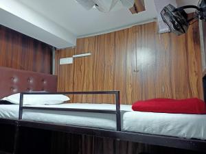 孟买Golden View Dormitory的一间卧室配有一张木墙床