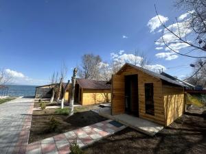 塞凡Anabella Sevan - Коттеджи рядом с озером Севан (Sevanavanq)的水边的小木屋