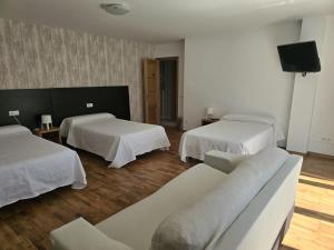 欧德鲁佐Noja Rooms的酒店客房,设有两张床和一张沙发