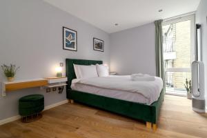 伦敦GuestReady - West wapping spot near Blitz Memorial的一间卧室设有一张大床和一个窗户。
