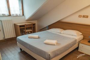 特拉蒙蒂Tramonti Green的一间卧室配有一张带两个枕头的床