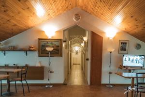 特拉蒙蒂Tramonti Green的走廊通往带木天花板的客房