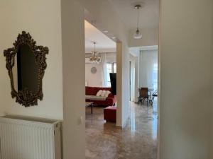 尼亚·蒙达尼亚Family Apartment的一个带镜子的走廊和一间客厅